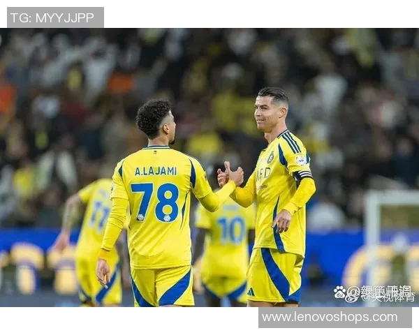 球迷疯狂冲入赛场夺走C罗球衣引发热议的奇葩事件